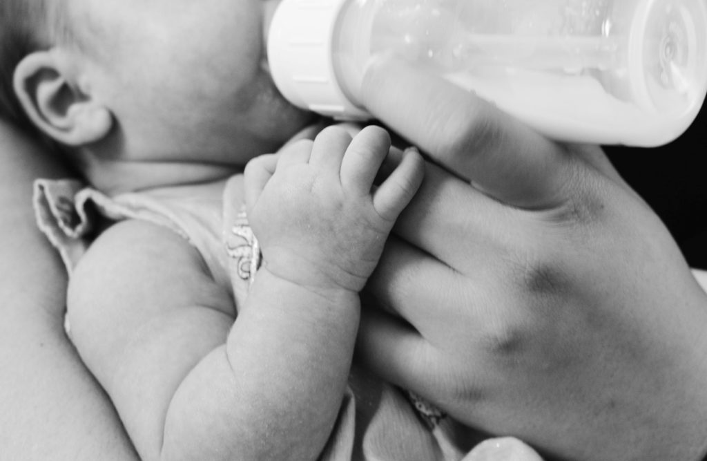 Formula-fed newborn feeding guide: How much is ideal?